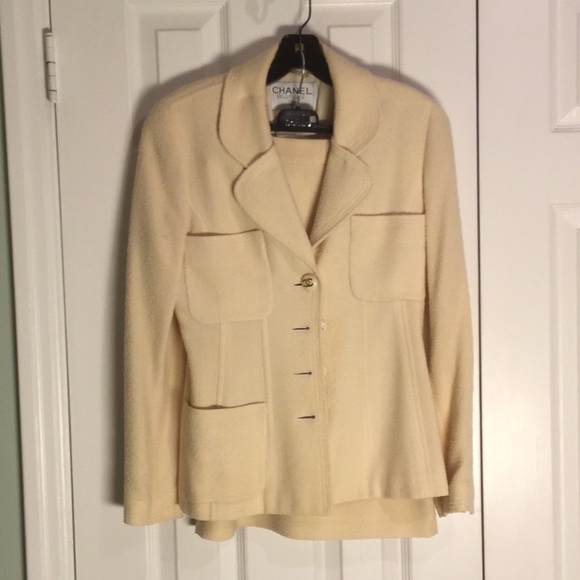 Classic CHANEL 2 piece suit - Picture 7 of 7